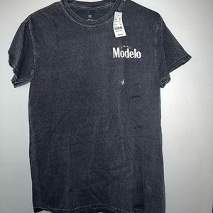 Modelo Graphic Tee
